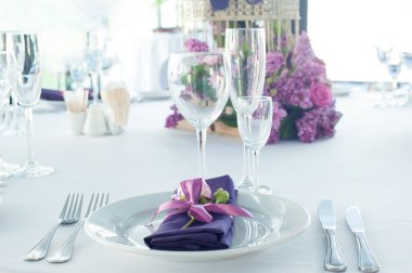 Festival tablo ayarını çiçekli restoranda. Dekor düğün.