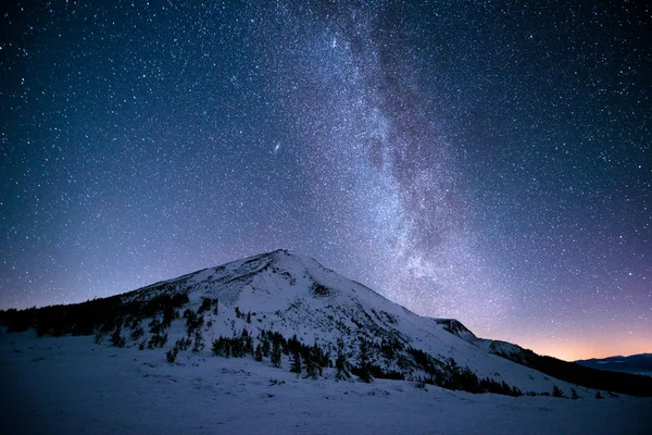 Milchstraße über die schneebedeckten Gipfel der Karpaten — Stockfoto