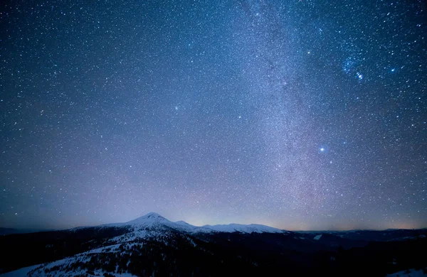 Milky Way over the snowy peaks of the Carpathian Mountains — Stock Photo, Image