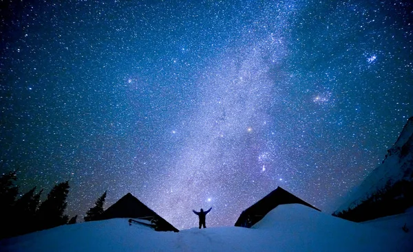 Mensch auf dem Hintergrund des Sternenhimmels — Stockfoto