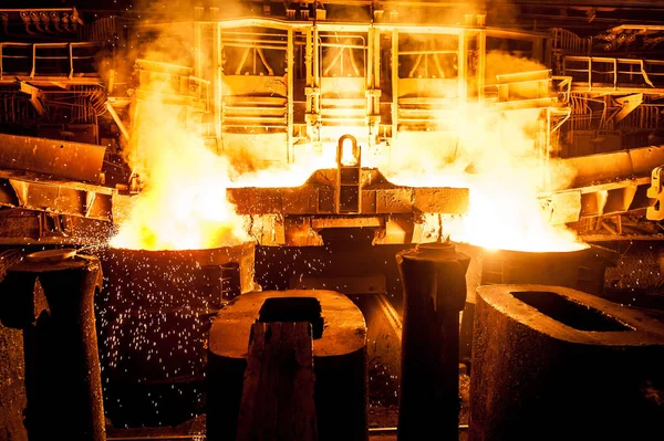 Рідка сталь в резервуарах — стокове фото
