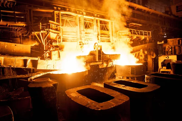 Acero líquido en los tanques — Foto de Stock