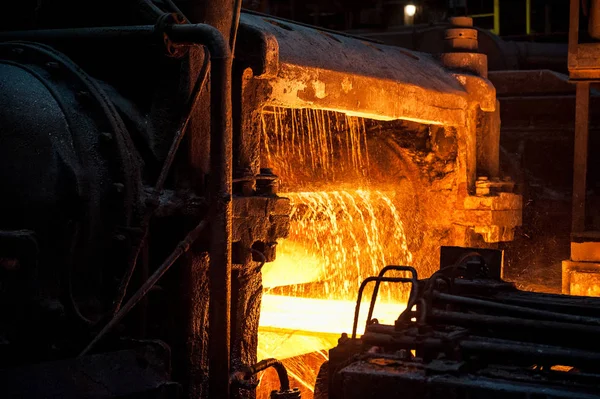 Folha de metal quente na correia transportadora — Fotografia de Stock