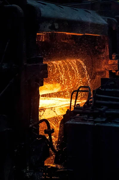 Лист горячего металла на конвейере — стоковое фото