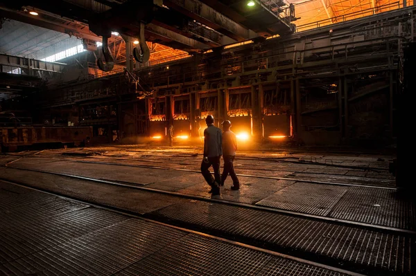 작업 근처 steelworkers 오픈 난로 — 스톡 사진
