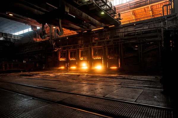 Steelworker near the working open hearth furnace — Stock Photo, Image