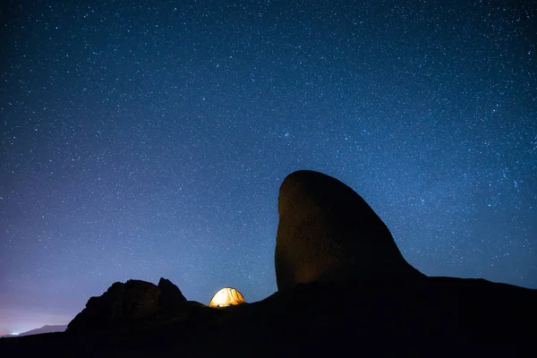 Glühendes Zelt in den Bergen unter einem Sternenhimmel — Stockfoto
