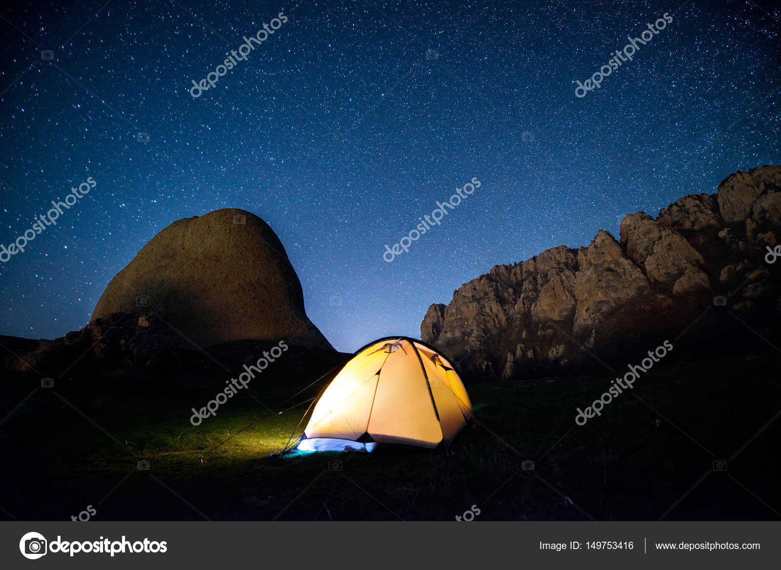 Glowing Tente De Camping Dans Les Montagnes Sous Un Ciel