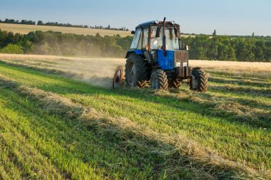 Çiftlik sahada çalışan traktör