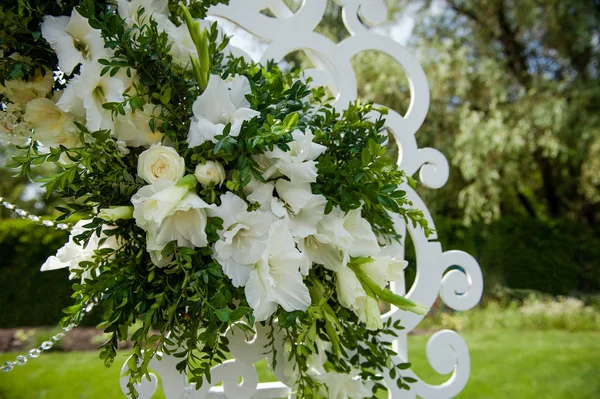 Festivamente belamente decorado de flores. Decoração de casamento . — Fotografia de Stock