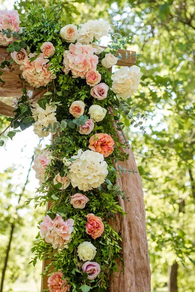 꽃의 축제로 아름 답게 장식 되어 있습니다. 웨딩 장식. — 스톡 사진