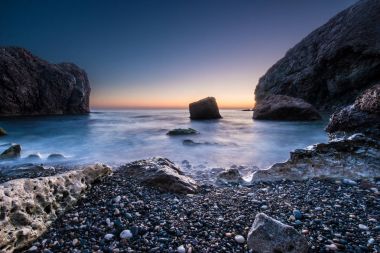 Bir kayalık sahil üzerinde doğal günbatımı