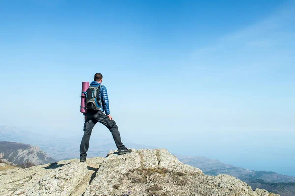Reiziger met rugzak op de top van de berg — Stockfoto