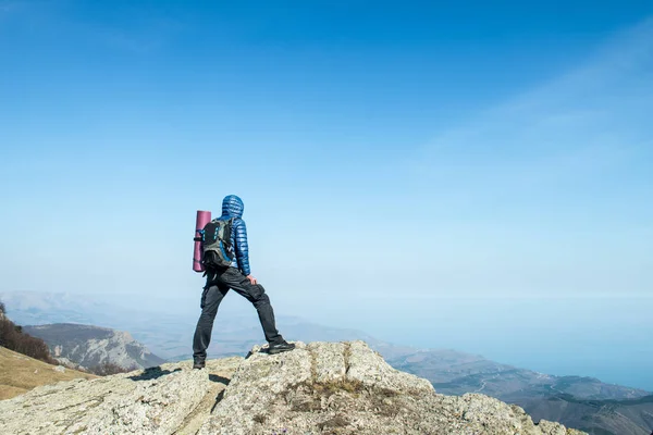 Viajero con mochila en la cima de la montaña — Foto de Stock