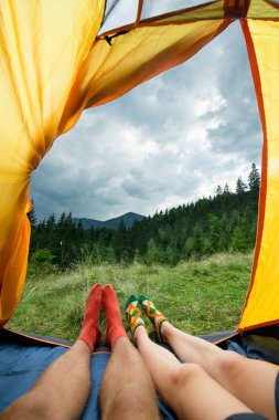 bir çift erkek ve kadın bir çadırda açık havada bacaklar
