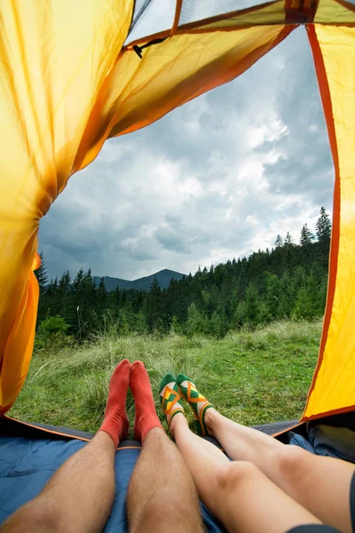 bir çift erkek ve kadın bir çadırda açık havada bacaklar