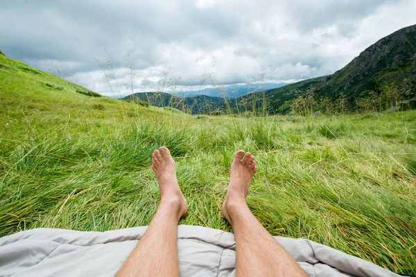 Piernas desnudas de un hombre al aire libre — Foto de Stock