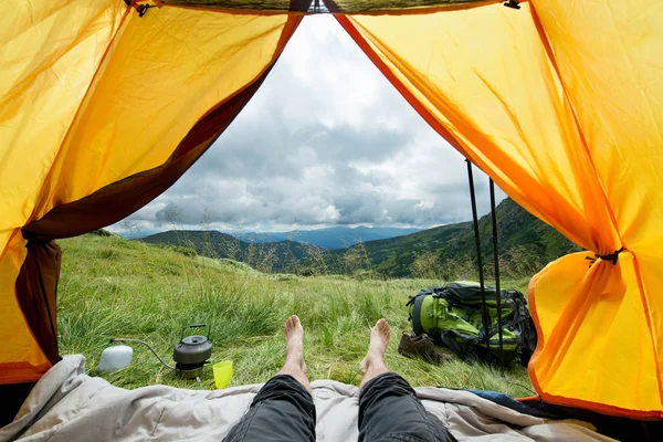 Az utas, vagy egy sátorban turisztikai berendezések kültéri lábak — Stock Fotó