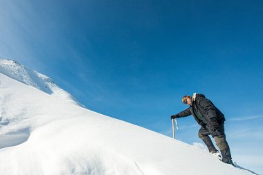 tırmanıcı bir buz balta ile tırmanmaya karlı dağda