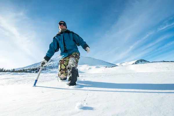 登山者用冰斧走雪山 — 图库照片