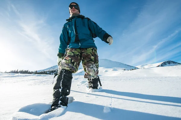 Ορειβάτης με ένα τσεκούρι πάγου βόλτες στα χιονισμένα βουνά — Φωτογραφία Αρχείου