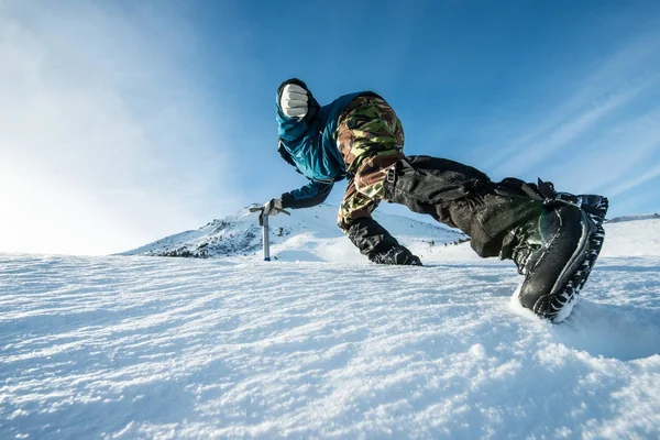 登山者用冰斧爬上雪山 — 图库照片