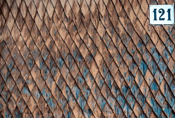 Parede de madeira desgastada velha com ornamento pintado em marrom e azul. Textura vintage Fundo . — Fotografia de Stock