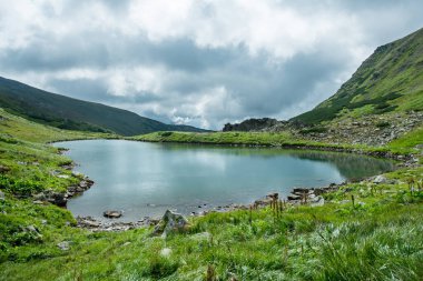 Güzel bulutlar altında dağ gölü ile manzara