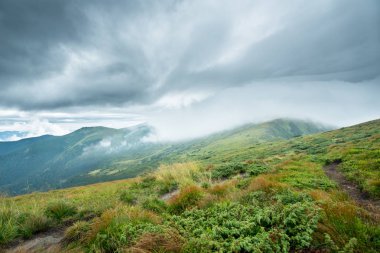 Yeşil dağlar bulutlar ile manzara