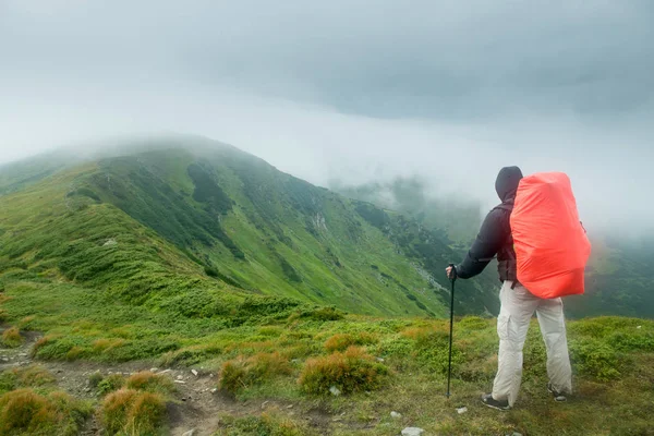 Viajero Con Mochila Las Montañas Las Nubes —  Fotos de Stock