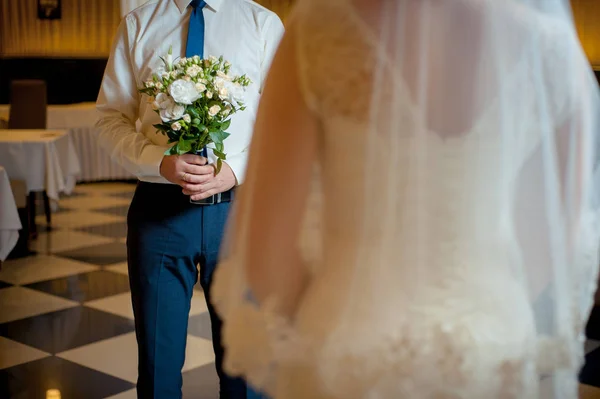 Braut Und Bräutigam Mit Blumenstrauß — Stockfoto