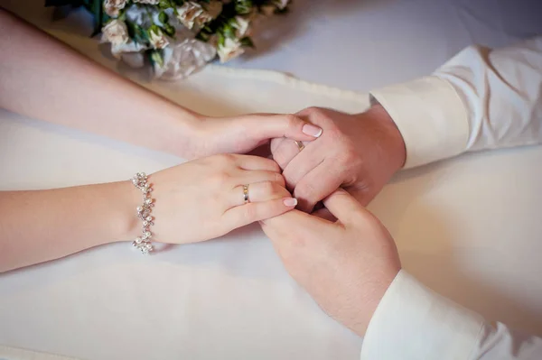Ein Liebespaar Hält Händchen Menschenhände Mann Und Frau — Stockfoto