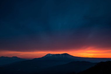 Dağlarda doğal günbatımı