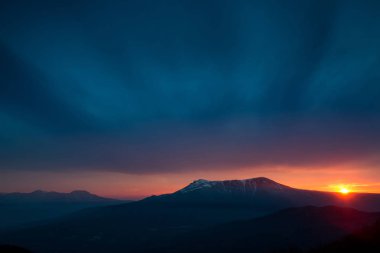 Dağlarda doğal günbatımı