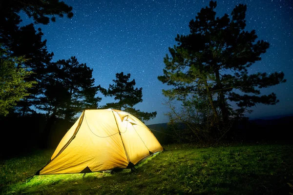 Светящийся Кемпинг Ночном Горном Лесу Звездным Небом — стоковое фото