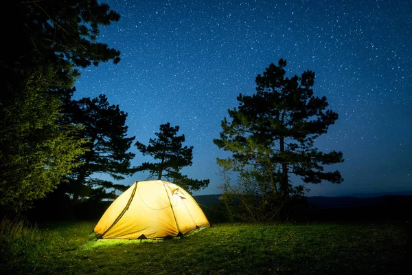 Glödande Camping Tält Skogen Natt Berg Stjärnklar Himmel — Stockfoto