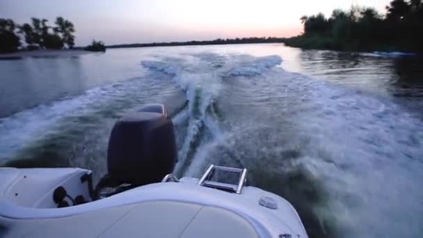Motorlu Tekne Nehir Boyunca Yüksek Hızda Yol Alır Teknenin Kıç — Stok video