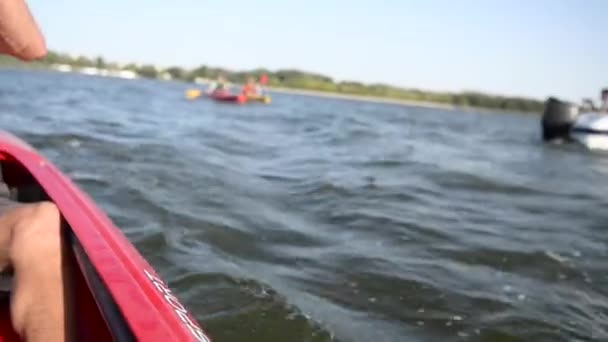 Hombre Kayak Flotando Río — Vídeos de Stock