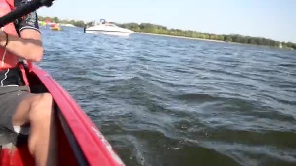 Homem Caiaque Flutuando Rio — Vídeo de Stock