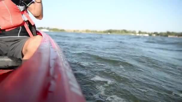 Man Een Kajak Drijvend Een Rivier — Stockvideo