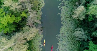 İki kayaklar bir doğal nehir boyunca yelken. Havadan görünümü.