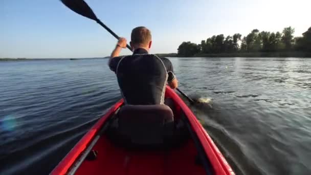 Hombre Kayak Flotando Río — Vídeo de stock