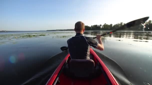 Man Een Kajak Drijvend Een Rivier — Stockvideo