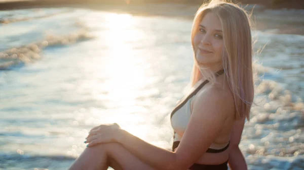 Hermosa Mujer Feliz Traje Baño Sentado Orilla Del Mar — Foto de Stock