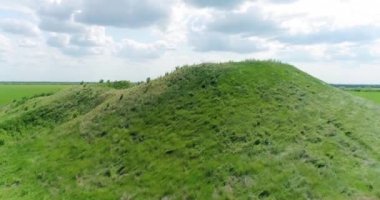 İskitler Kralı Solokha 'nın mezar höyüğünün manzarası, hava manzarası..