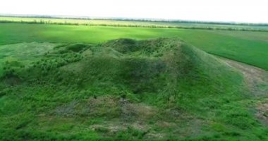 İskitler Kralı Solokha 'nın mezar höyüğünün manzarası, hava manzarası..
