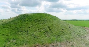 İskitler Kralı Solokha 'nın mezar höyüğünün manzarası, hava manzarası..