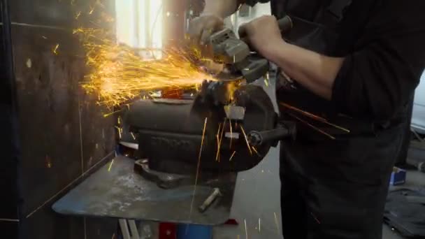 Nahaufnahme Eines Arbeiters Der Einer Werkstatt Mit Einem Schleifer Metall — Stockvideo