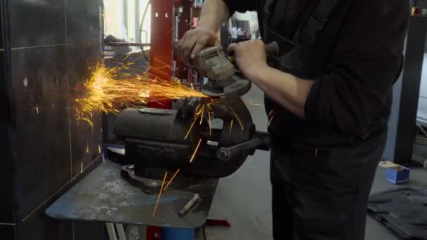 Primer Plano Del Trabajador Utilizando Una Amoladora Corta Metal Taller — Vídeo de stock