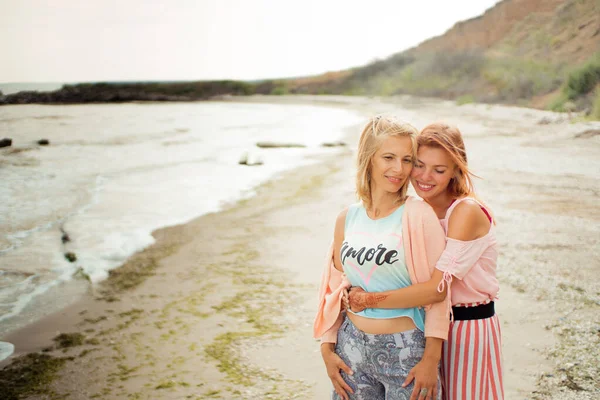 Erwachsene Tochter Und Mutter Umarmen Sich Strand Und Beide Lächeln — Stockfoto